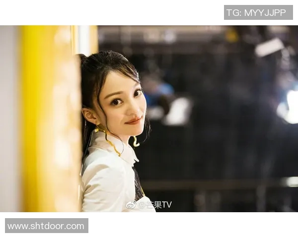 小小足球场上的女神光芒四射她们是梦想与勇气的代言人