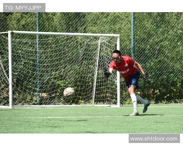 足球明星佩戴发巾的时尚风采与场上表现的完美结合 足球明星佩戴发巾的时尚风采与场上表现的完美结合