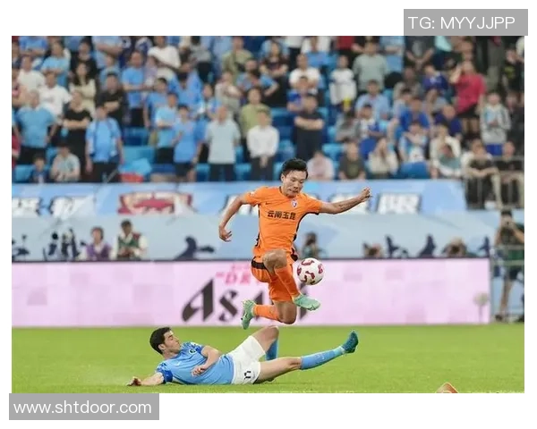 足球明星挑战拳击赛场展现全新魅力与运动精神的精彩视频